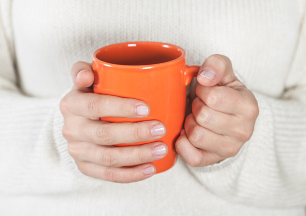 Чашка чаю або кави в жіночих руках
 - Фото, зображення