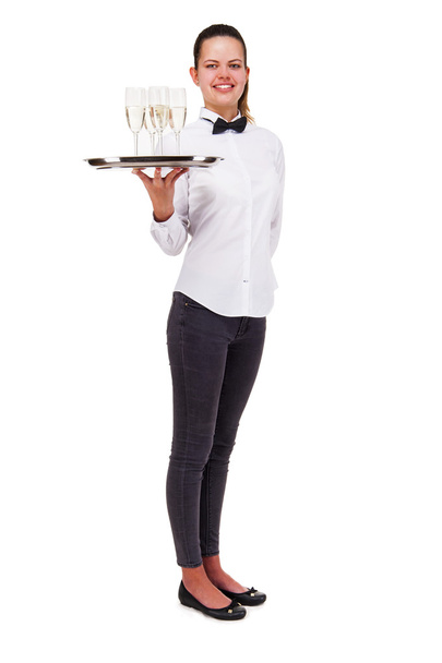 Vrouw in Ober uniforme holding lade en bril met champagne, - Foto, afbeelding