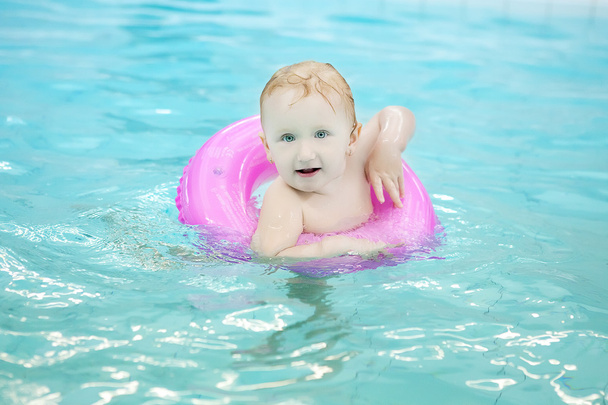 αξιολάτρευτο κοριτσάκι στην πισίνα - Φωτογραφία, εικόνα