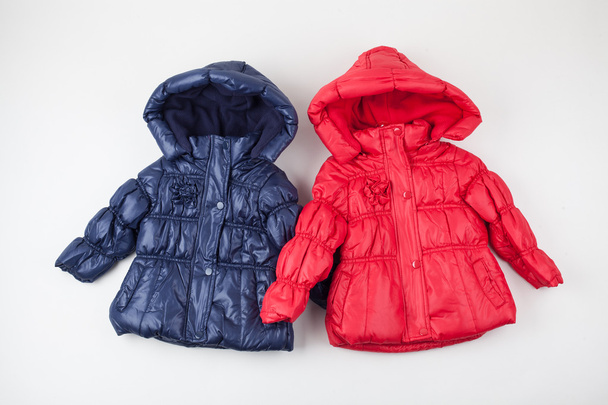 İki çocuk sıcak ceketler. Kırmızı ve mavi - Fotoğraf, Görsel