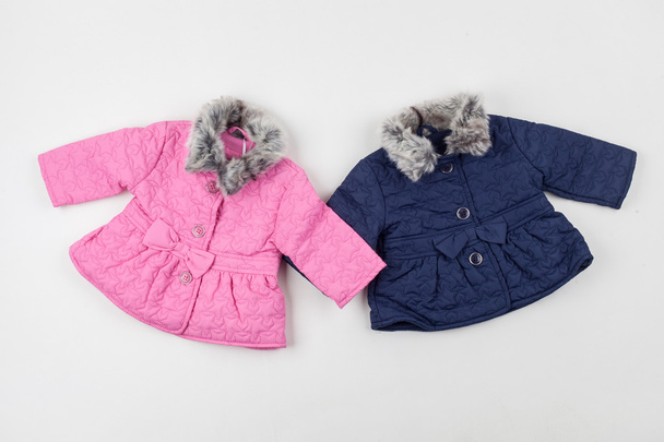 Aranyos rózsaszín és kék gyerekek téli kabátok. Lány és fiú - Fotó, kép