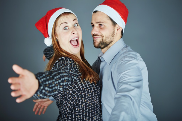 幸せなカップルの抱擁し、クリスマスが大好き - 写真・画像