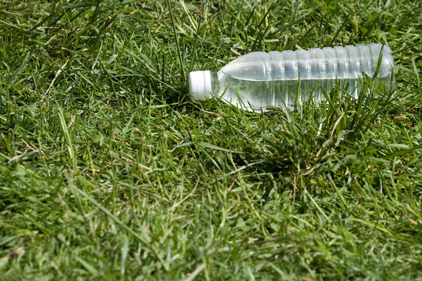 butelka wody i trawy - Zdjęcie, obraz
