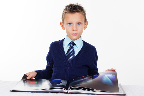 Хлопчик-дошкільник одягнений у діловий одяг з книгою
 - Фото, зображення