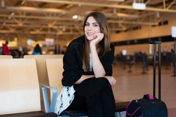 Lotnisko młodych kobiet Pasażer czeka brama w terminalu w oczekiwaniu na jej lotu - Zdjęcie, obraz