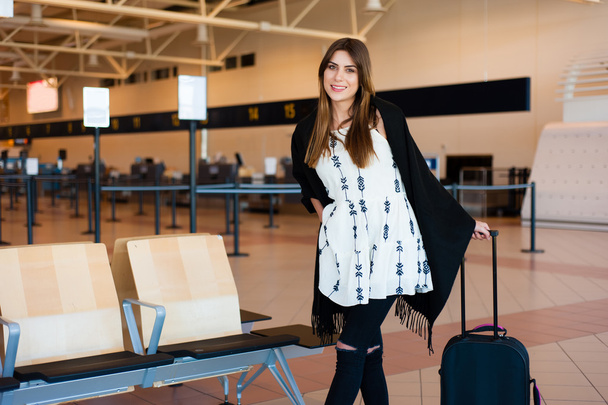 Repülőtér fiatal női utas a kapu vár terminál Szökésiről várva - Fotó, kép