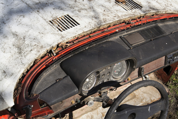 Volante y velocímetro oxidado en el tablero de instrumentos de coches antiguos
 - Foto, Imagen
