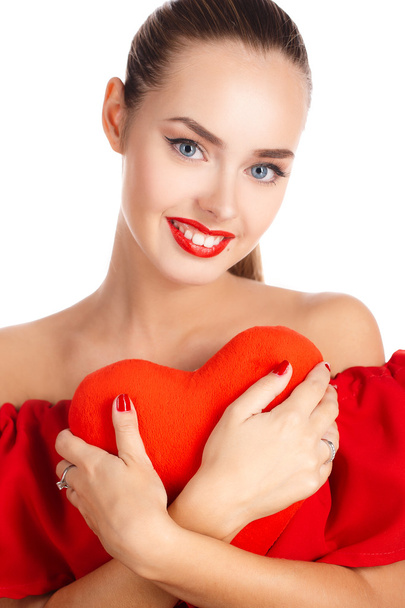 Portrait of a beautiful girl with a red heart in his hand - Foto, immagini