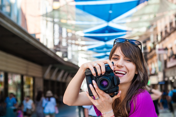 Счастливый турист фотографируется на память
 - Фото, изображение