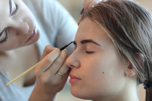 Artista de maquiagem profissional fazendo maquiagem modelo glamour no trabalho
 - Foto, Imagem