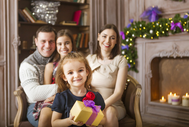 Stilvolle Familie feiert Weihnachten im Zimmer über dem Weihnachtsbaum - Foto, Bild