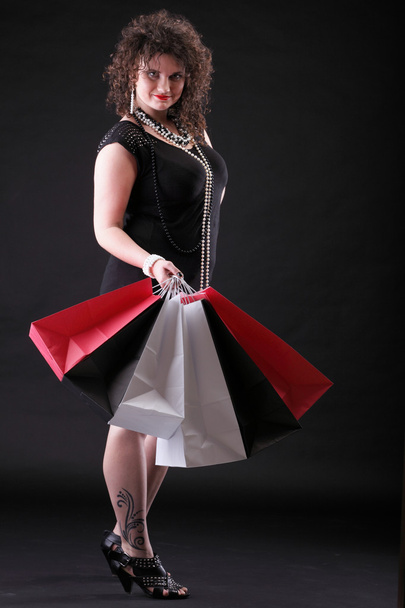 mooie vrouw met shopping tassen - Foto, afbeelding