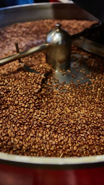 Freshly roasted coffee beans - Foto, Imagen