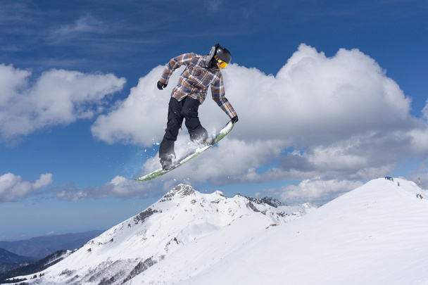 snowboarder voador em montanhas
 - Foto, Imagem