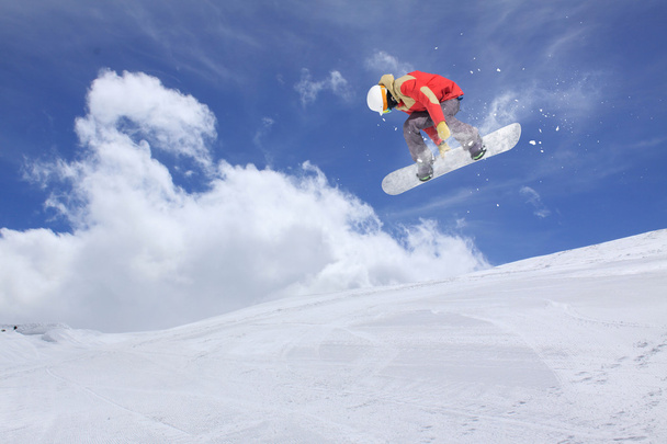 Snowboarder volant sur les montagnes
 - Photo, image