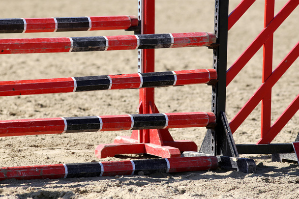 Mostrar barras de obstáculos de salto para el evento de salto de caballos
 - Foto, Imagen