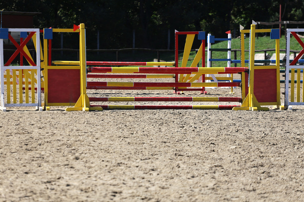Equitación obstáculos barras para el evento de salto de caballos
 - Foto, imagen