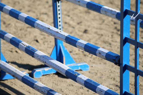 Equitación obstáculos barras para el evento de salto de caballos
 - Foto, Imagen