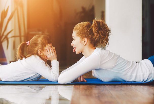 Mother and daughter have fun in the gym - Foto, Imagem