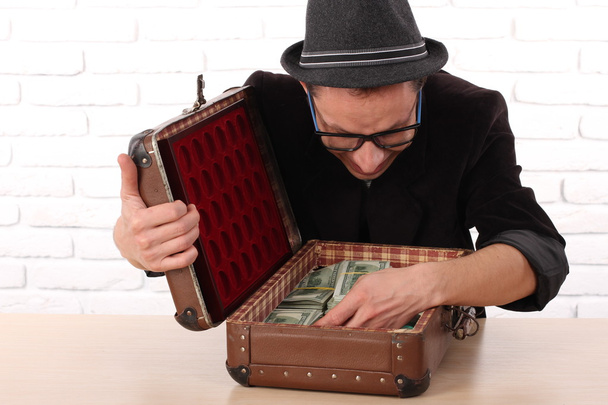 Para demetleri tutan bardaklarda duygusal adam - Fotoğraf, Görsel