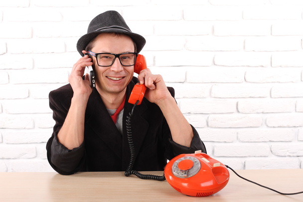 Hombre con teléfono viejo y teléfono inteligente
 - Foto, imagen