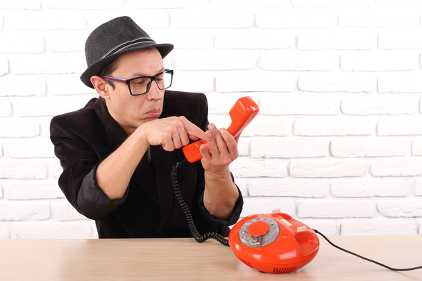 Jeune homme parlant sur un téléphone vintage, belle émotion
 - Photo, image