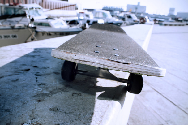 skate em um porto
 - Foto, Imagem