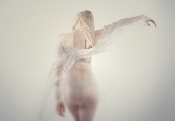 Nainen tanssija poseeraa eleganssia
 - Valokuva, kuva