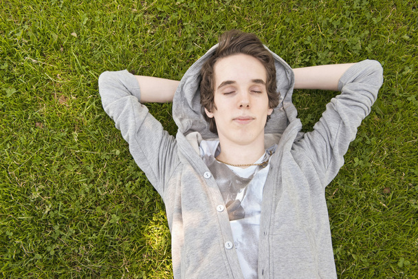 Молодой человек расслабляется
 - Фото, изображение