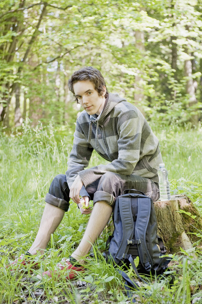 jonge man rust tijdens een trek - Foto, afbeelding