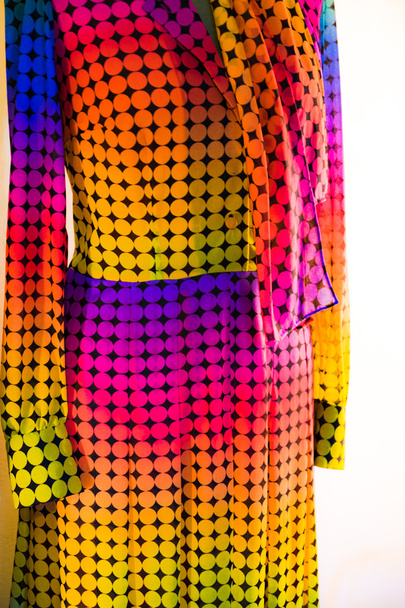Detail eines Vintage farbenfrohen Kleides. - Foto, Bild
