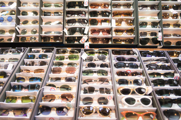 Стоун демонструє багато барвистих старовинних сонцезахисних окулярів
. - Фото, зображення