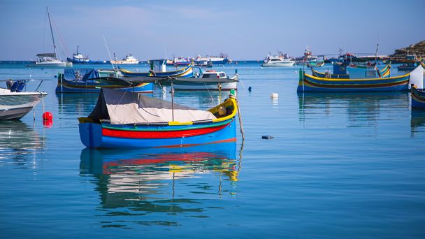 Barcos de pesca típicos de colores de La Valeta, Malta
 - Foto, Imagen