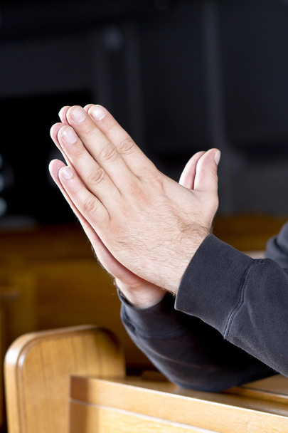 Les mains de l'homme en position de prière
 - Photo, image