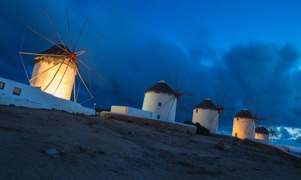 De windmolens van Mykonos op blauwe uur, Griekenland - Foto, afbeelding