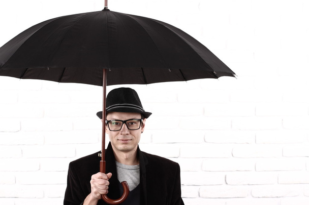 człowiek z parasolem - Zdjęcie, obraz