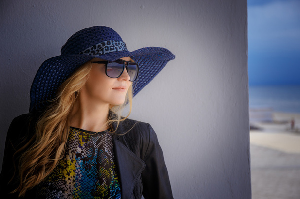 Femme en grand chapeau d'été
 - Photo, image
