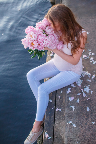 Pregnant woman with pink bouquet. - Photo, image