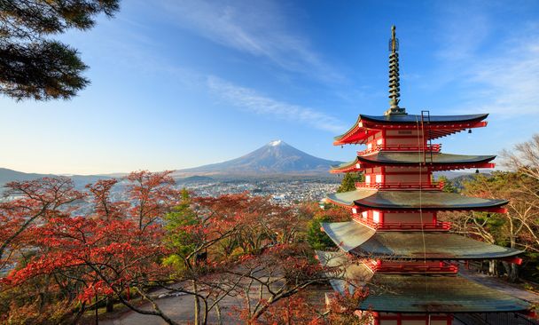 Mt. Fuji ile Chureito Pagoda adlı gündoğumu, Fujiyoshida, Japonya - Fotoğraf, Görsel