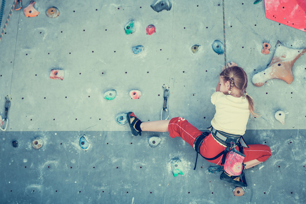 little girl climbing a rock wall - Fotoğraf, Görsel