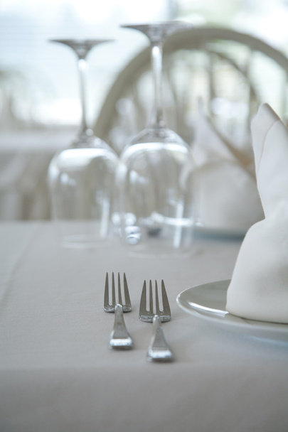 Sirve mesas de restaurante
 - Foto, Imagen