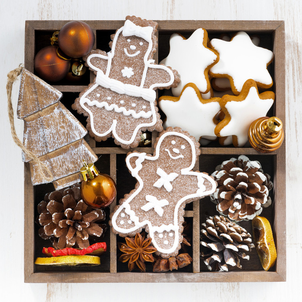 Símbolos de Navidad en una caja de madera, vista superior
 - Foto, Imagen