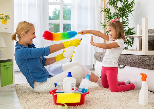 Happy smiling mom and kid cleaning room - Foto, imagen