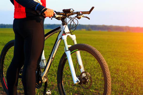 молодой взрослый велосипедист катается на горном велосипеде в сельской местности
 - Фото, изображение