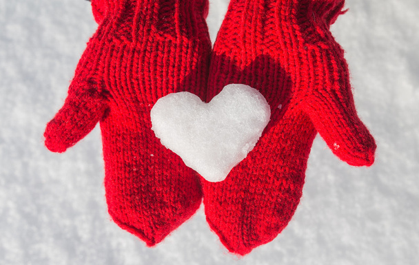 νιφάδα χιονιού με τη μορφή της καρδιάς - Φωτογραφία, εικόνα