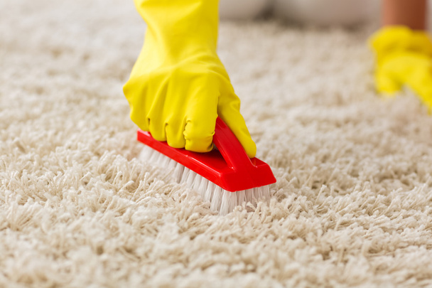 Housewife scrubing and washing carpet - Foto, Bild