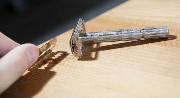 razor and blade on wooden table - Zdjęcie, obraz