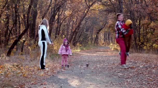 A família feliz caminha no parque de outono
 - Filmagem, Vídeo