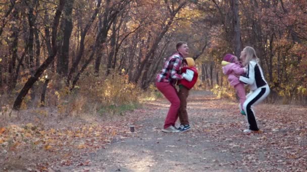 Šťastná rodina chodí v podzimním parku - Záběry, video