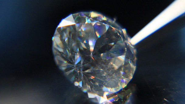 Παραγωγή και κατασκευή του διαμαντιού και κατακτηθεί μπριλλαντιών. - Πλάνα, βίντεο